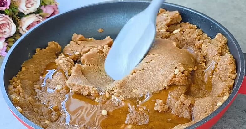 Kai norisi netikėto deserto be orkaitės, iš manų kruopų ir kavos surenku švelnų saldumyną su ledais nuotrauka