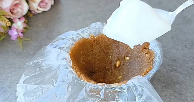 Kai norisi netikėto deserto be orkaitės, iš manų kruopų ir kavos surenku švelnų saldumyną su ledais 1