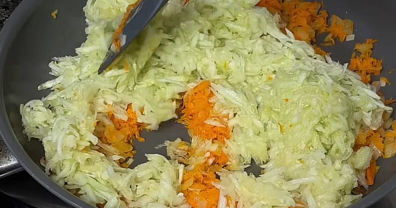 Kabakų užtepėlė su lydytu sūriu, kurią ant skrudintos duonos tepu ir pusryčiams, ir vakarienei nuotrauka